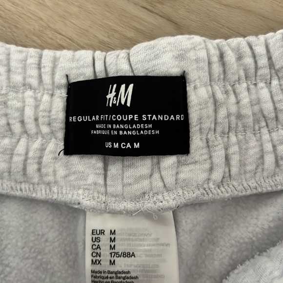 H&M Regular Fit Men Shorts - Picture 2 of 2
